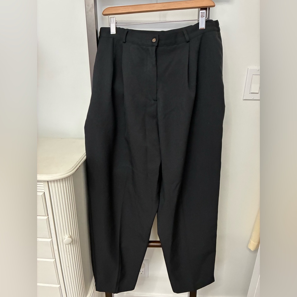 Vintage Cleo petites black dress pants with pleated front. Size 16P. Pockets